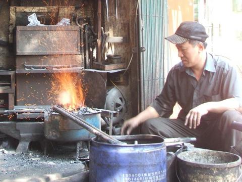 Ông Nguyễn Phương Hùng bên bễ lò rèn đỏ lửa