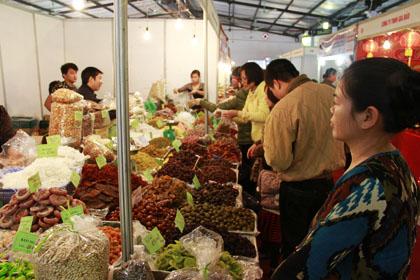 Hà Nội: Dân công sở bỏ bê công việc, đổ xô đi sắm Tết