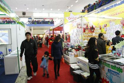 Hà Nội: Dân công sở bỏ bê công việc, đổ xô đi sắm Tết