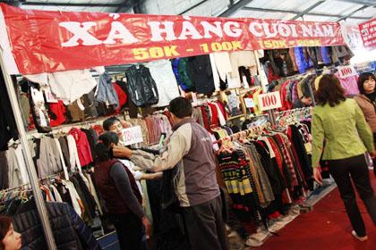 Hà Nội: Dân công sở bỏ bê công việc, đổ xô đi sắm Tết