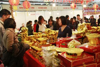 Hà Nội: Dân công sở bỏ bê công việc, đổ xô đi sắm Tết