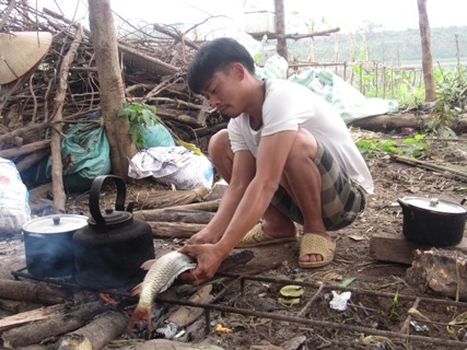 Tết nghèo nơi làng chài giữa sông Hồng