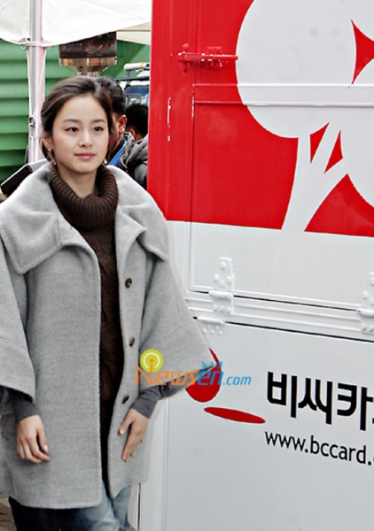 Diện đồ ấm kiểu Kim Tae Hee