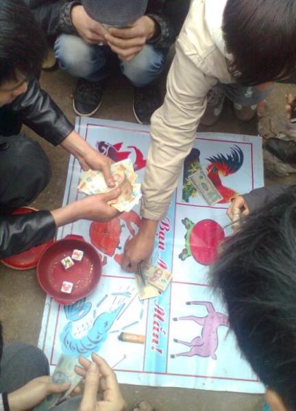 Năm mới, cờ bạc tung hoành làng quê