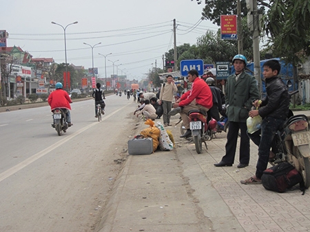 Dọc theo các tuyến đường quốc lộ 1A hành khách đứng đợi bắt xe đi Nam - Bắc rất đông.