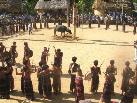 Làng Bhoong trong lễ hội đâm trâu mừng lúa mới. Ảnh Trần Tuấn