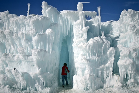 Đứa bé chạy giữa các khối băng tại lâu đài băng ở Silverthorne, Colorado.