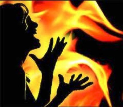 Chồng đổ xăng thiêu sống vợ mới cưới rồi... kêu cứu