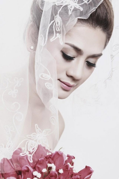 Lung linh ảnh Lâm Chí Khanh mặc váy cưới - 2