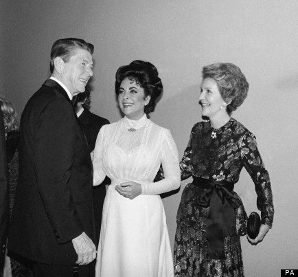 Taylor (ở giữa) trong cuộc gặp gỡ sau này với Ronald Regan và phu nhân của ông.
