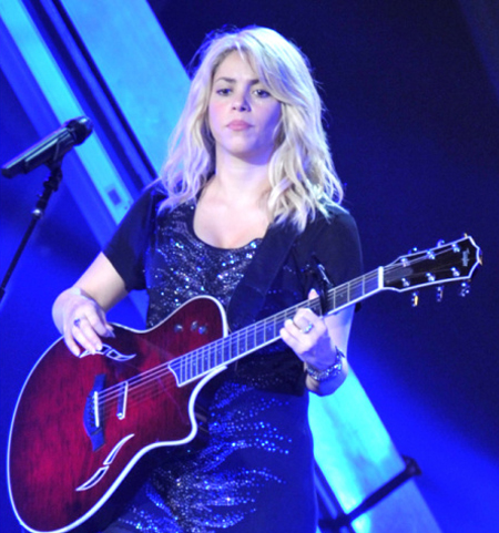 Ngoài hát, Shakira còn trổ tài chơi đàn guitar.