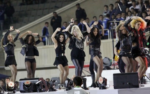 Shakira vui vẻ múa cùng các vũ công.