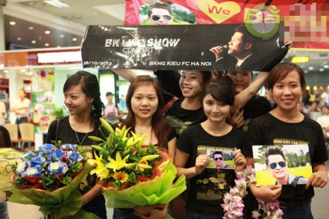 Fan Hà Nội đón gia đình Bằng Kiều, Ca nhạc - MTV, bang kieu, live concert, ha noi, san bay noi bai, viet kieu, hai ngoai