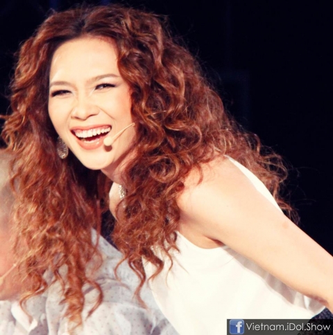 Nàng vẫn cười hết cỡ, vô tư sảng khoái tại Vietnam Idol
