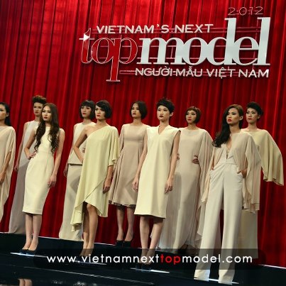 Photo: Top 10 của Vietnam’s Next Top Model trước phần đánh giá loại. Thật là hồi hộp và căng thẳng!