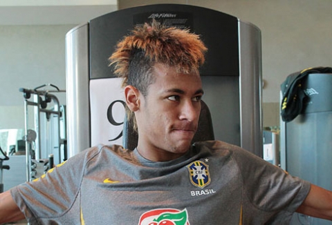 Neymar nhuộm tóc màu nâu đỏ.