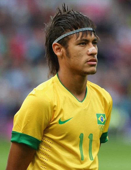 Neymar với kiểu vuốt tóc cụp xuống