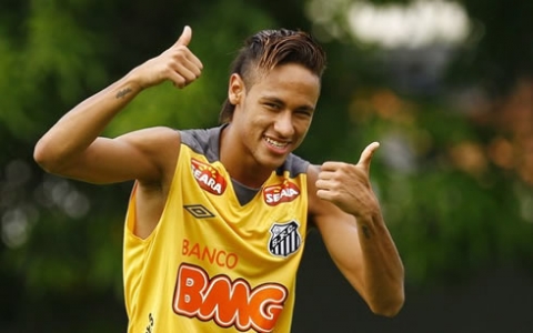 Neymar nhí nhảnh với kiểu tóc chải sang một bên.