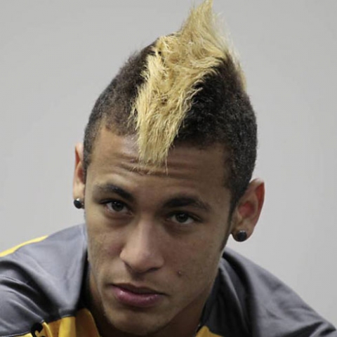Neymar tạo điểm nhấn với việc nhuộn vàng