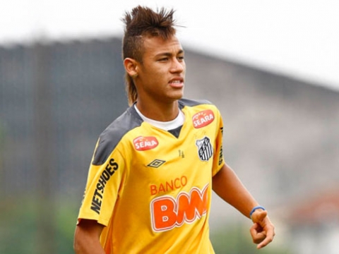 Mái tóc vuốt rối của Neymar.