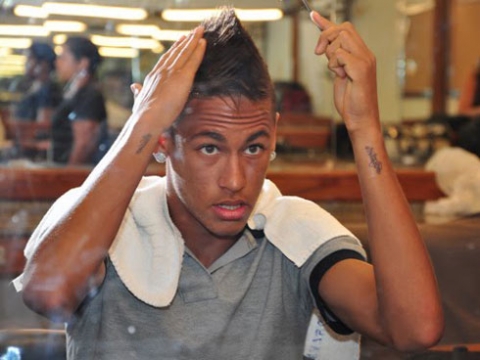 Mái tóc được vuốt gel và chải chuốt chỉn chu của Neymar.