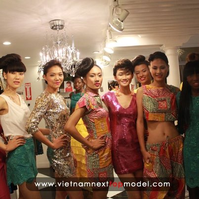 Photo: Chúc mừng các bạn đã hoàn thành rất tốt phần trình diễn của mình trong trang phục của 2 NTK trẻ Daniella Chantella <3