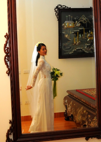 Những chiếc váy cưới lộng lẫy trong làng sao Việt