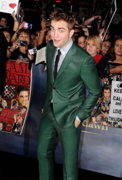 Robert Pattinson lại trẻ trung, nổi bật với bộ vest màu xanh.