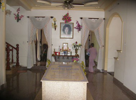 Ngôi mộ nằm chính giữa ở phòng khách trong căn biệt thự
