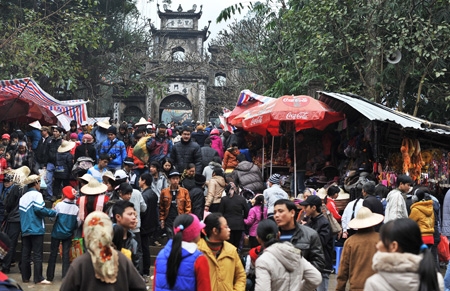 Quá tải khách đến lễ hội chùa Hương 2012. 	Ảnh: Việt Văn