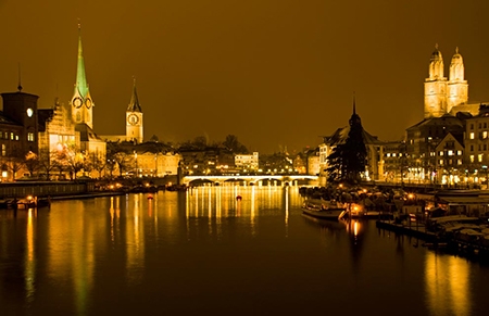 Hồ Zurich chính là điểm nhấn của thành phố. Vào mùa hè, có rất nhiều du khách du ngoạn trên hồ và các bờ hồ cũng là nơi lý tưởng để dạo bộ ngắm cảnh.