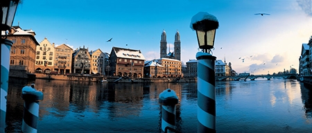 Thành phố Zurich đặc biệt hấp dẫn du khách vào mùa đông. Trong ảnh là dòng sông Limmat thơ mộng và nhà thờ Grossmunster.