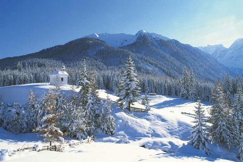  Nằm ở trung tâm của Dolomites và dãy núi Alps Carnic, Kartitsch là điểm đến lý tưởng để khám phá phong cảnh núi non tuyệt đẹp.