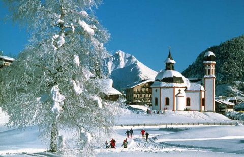 Nhà thờ Seefeld ở Tyrol, một trong những điểm đến du lịch nổi tiếng nhất của vùng Alpine, đặc biệt là những người đam mê trượt tuyết.