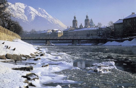  Innsbruck, thủ phủ của Tyrol, chìm trong băng tuyết.