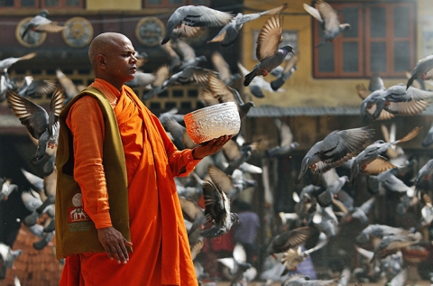 Một nhà sư đi khất thực ở Kathmandu, Nepal.