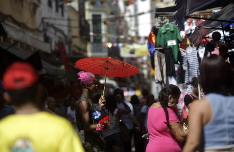 Người đàn ông bán quần áo và đồ trang sức trong chợ ở Rio de Janeiro, Brazil.