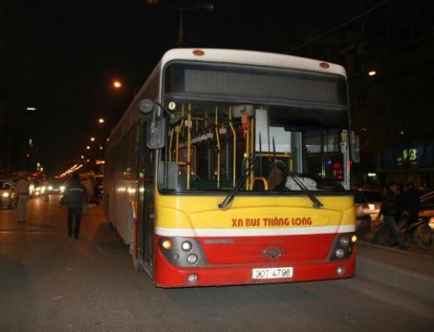 Hà Nội: Nữ SV bị xe máy xô ngã, xe bus cán tử vong