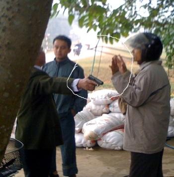 Ông Vị và khẩu súng bắn vào nhà dân. Ảnh chụp từ clip do người dân cung cấp