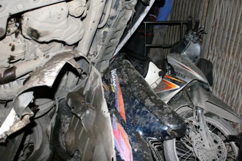 Bốn chiếc xe máy bị dúi vào tường. Ảnh: Bá Đô.