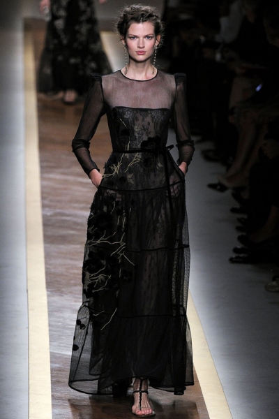 Paris Fashion Week Valentino Spring 2012dgd Hoa ren ấn tượng