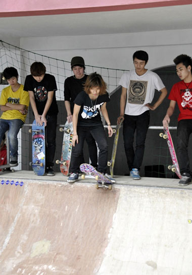 Điểm khó khăn nhất trong đường trượt lòng chảo là phải giữ cho việc trượt được liên tục giữa hai con dốc. Cách đặt ván trượt ngay lúc đầu quyết định nên những cú trượt hoàn hảo.