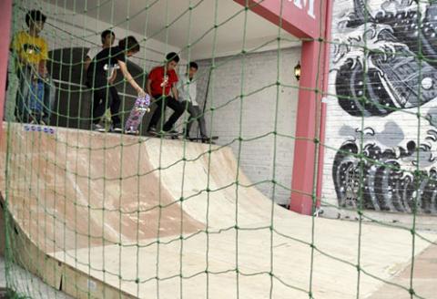 Có hàng rào lưới xung quanh nhằm đảm bảo an toàn cho người xem.