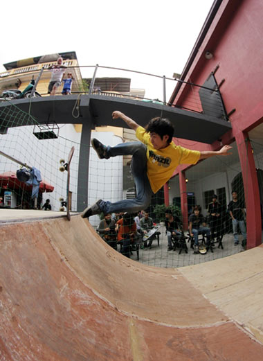 Muốn có những lần trượt liên tục, việc đập đuôi ván trượt và xoay người là kỹ năng không thể thiếu.