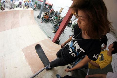 Diệu Anh, 21 tuổi, là bạn gái duy nhất thử sức với đường trượt trong lần đầu tiên ra mắt.