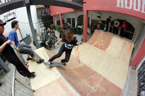 Dù phải chịu nhiều cú ngã đau, nhưng Diệu Anh vẫn không chịu từ bỏ thử thách mới.