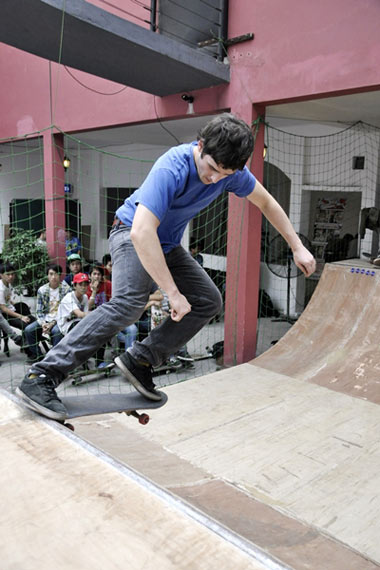 Một anh chàng nước ngoài thể hiện các kỹ thuật điêu luyện trong địa hình lòng chảo.