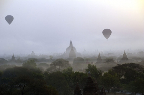 Khinh khí cầu đưa khách tham quan các ngôi chùa khi bình minh ở Bagan, Myanmar.