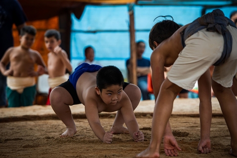 Hai đo đô vật nhỏ đang chờ tìn hiệu bắt đầu trận đấu tại giải vật Sumo U-18 được tổ chức ở Capao Bonito, Brazil.