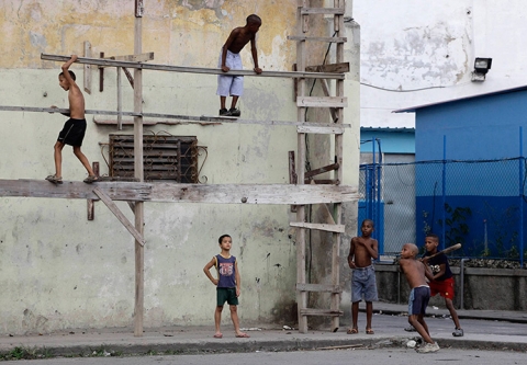 Các cậu bé chơi bóng chày ở Havan, Cuba.